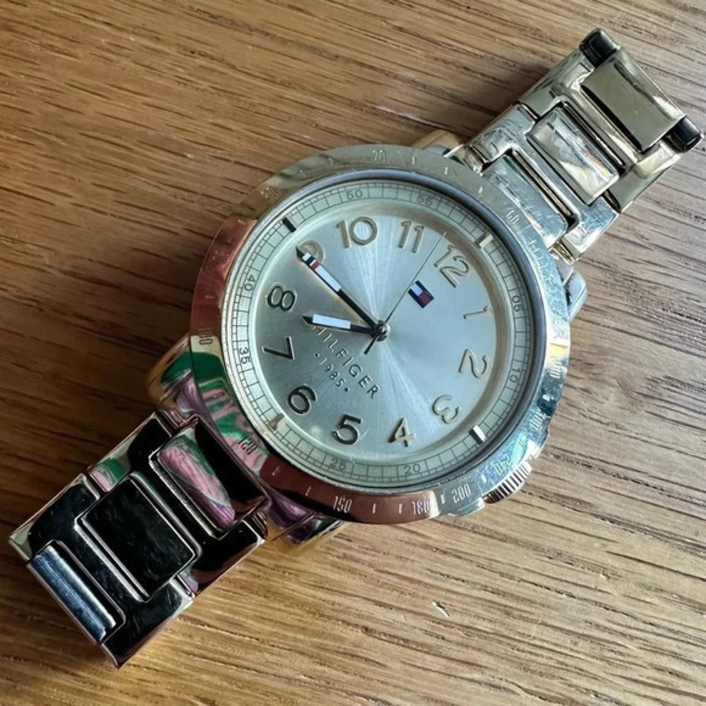 Tommy Hilfiger Ladies Gold Tone Watch Needs Battery